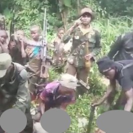 Agghiacciante video Isis: i bambini del Califfato decapitano coetanei Agghiacciante video Isis: i bambini del Califfato decapitano coetanei