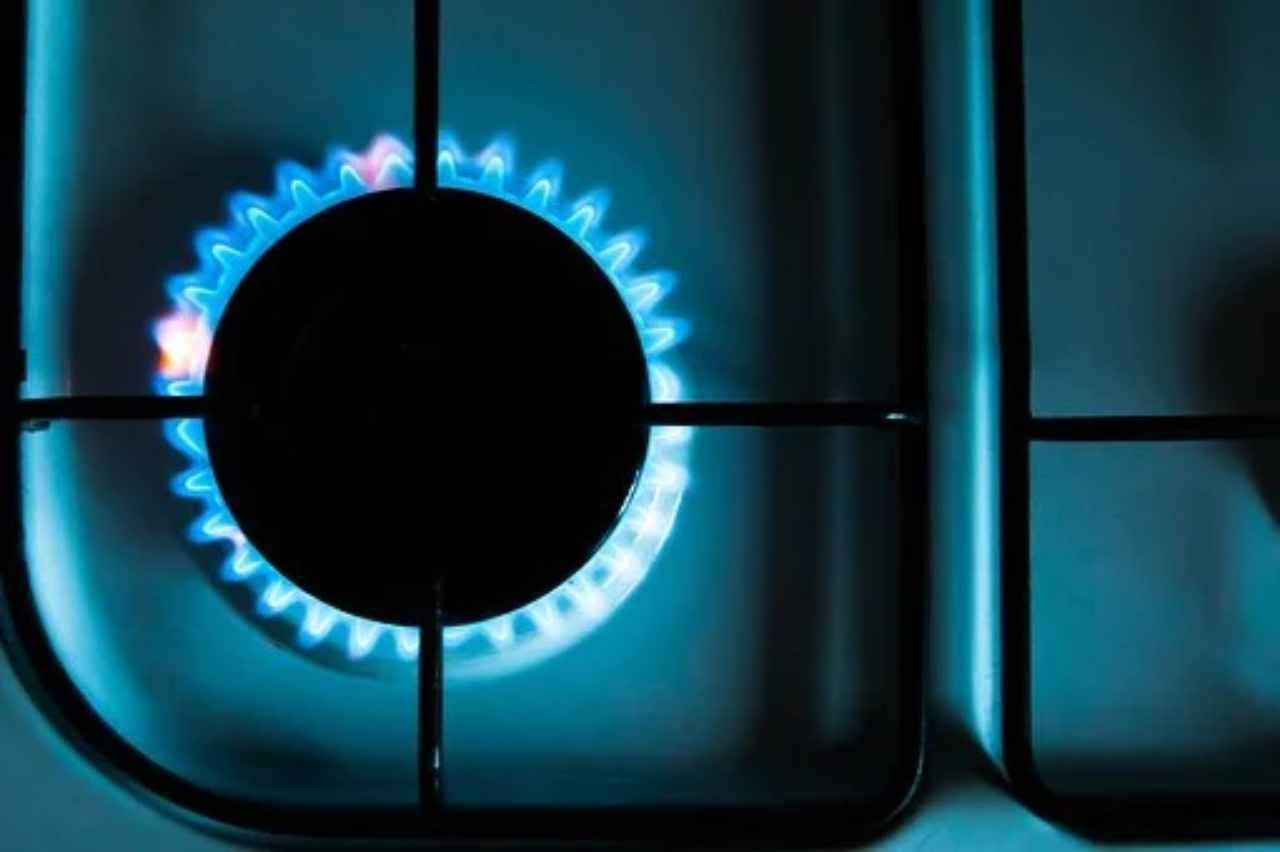 Gas: il prezzo crolla del 60% ma la bolletta aumenta. E’ polemica Gas: il prezzo crolla del 60% ma la bolletta aumenta. E’ polemica