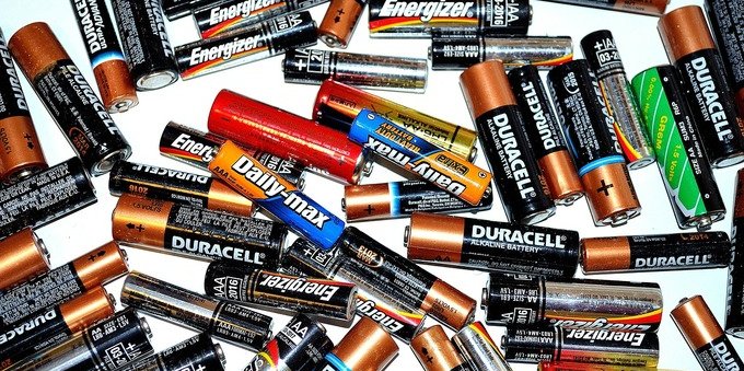 L’UE vieta le batterie non ricaricabili: cosa cambia e da quando