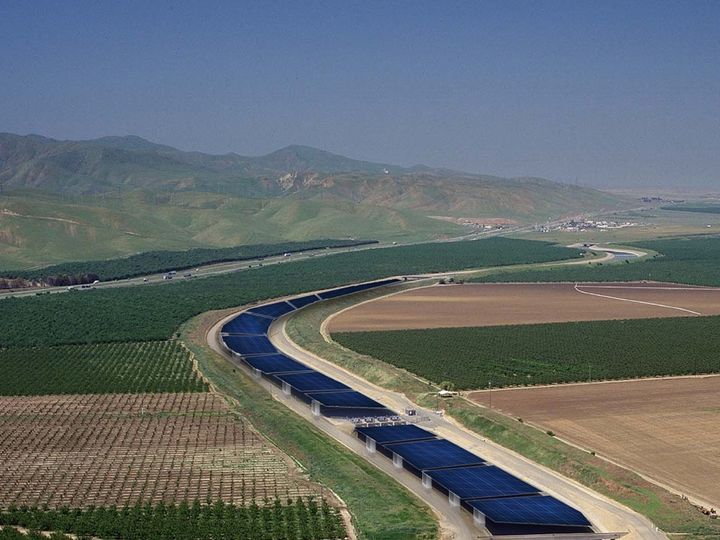 California: punta sui canali solari per produrre energia verde combattendo la siccità