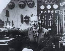Guglielmo Marconi raccontato da sua figlia Elettra: “Mio padre ideò un prototipo di ‘telefono cellulare’. Era un dono per Papa Pio XI”.