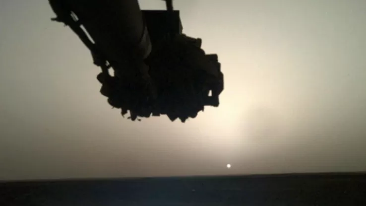 Il lander InSight cattura le affascinanti immagini dell’alba su Marte