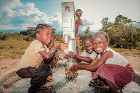 Acqua potabile dagli scarti alimentari, la scoperta ugandese per aiutare l’Africa Acqua potabile dagli scarti alimentari, la scoperta ugandese per aiutare l’Africa