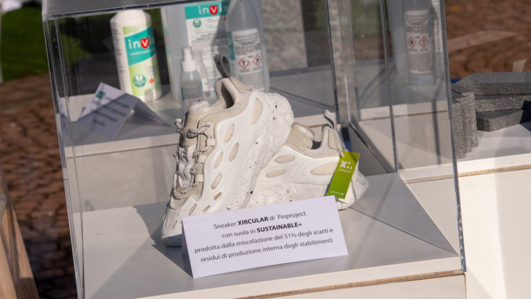 Eni fa squadra con Aci per la mobilità sostenibile: dalle sneakers al biojet un salto nel futuro Eni fa squadra con Aci per la mobilità sostenibile: dalle sneakers al biojet un salto nel futuro