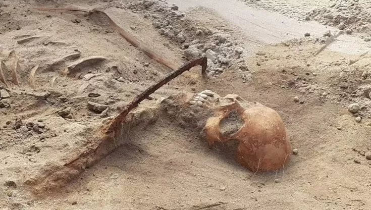 Trovato in Polonia lo scheletro di una “donna vampiro” con una falce al collo