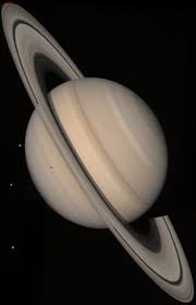 Saturno sta cambiando: cosa sappiamo della “pioggia” di ghiaccio che lo ha travolto