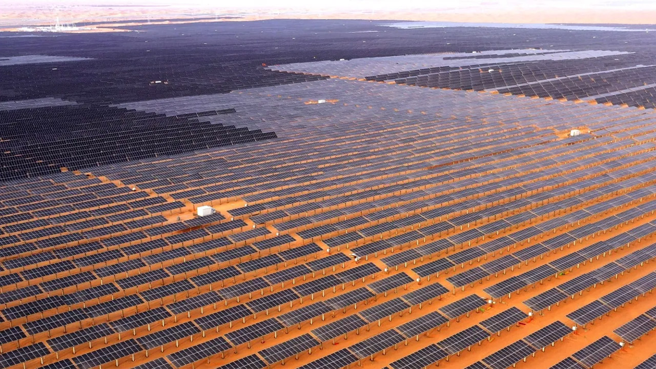 È attivo il primo campo fotovoltaico nel deserto cinese, ed è enorme