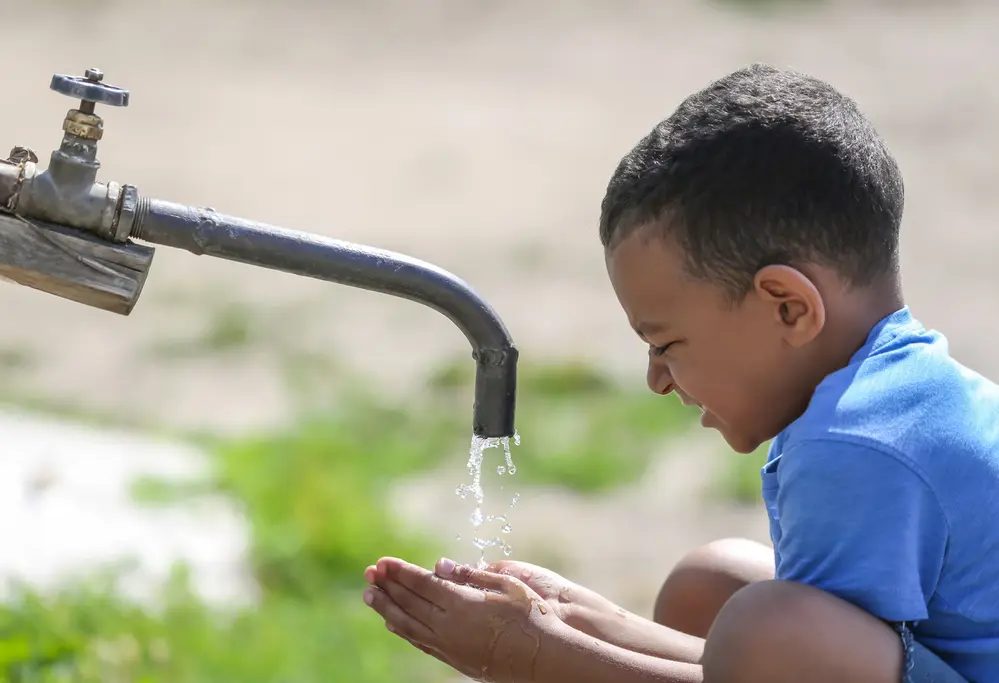 Produrre acqua dall’aria con il sole: la rivoluzione arriva dal Regno Unito