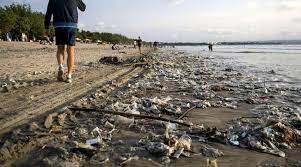 Spiagge italiane: ci sono 961 rifiuti ogni cento metri, il 72,5% è plastica