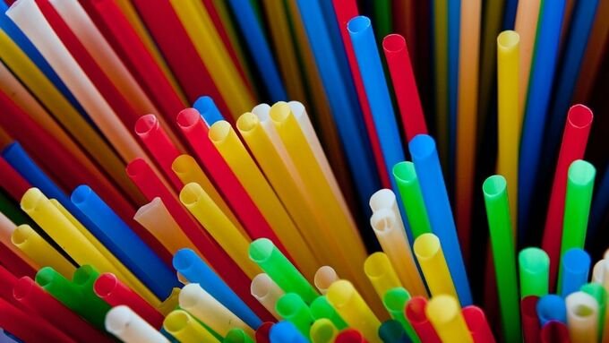 Le cannucce di carta inquinano di più di quelle di plastica? La verità in uno studio