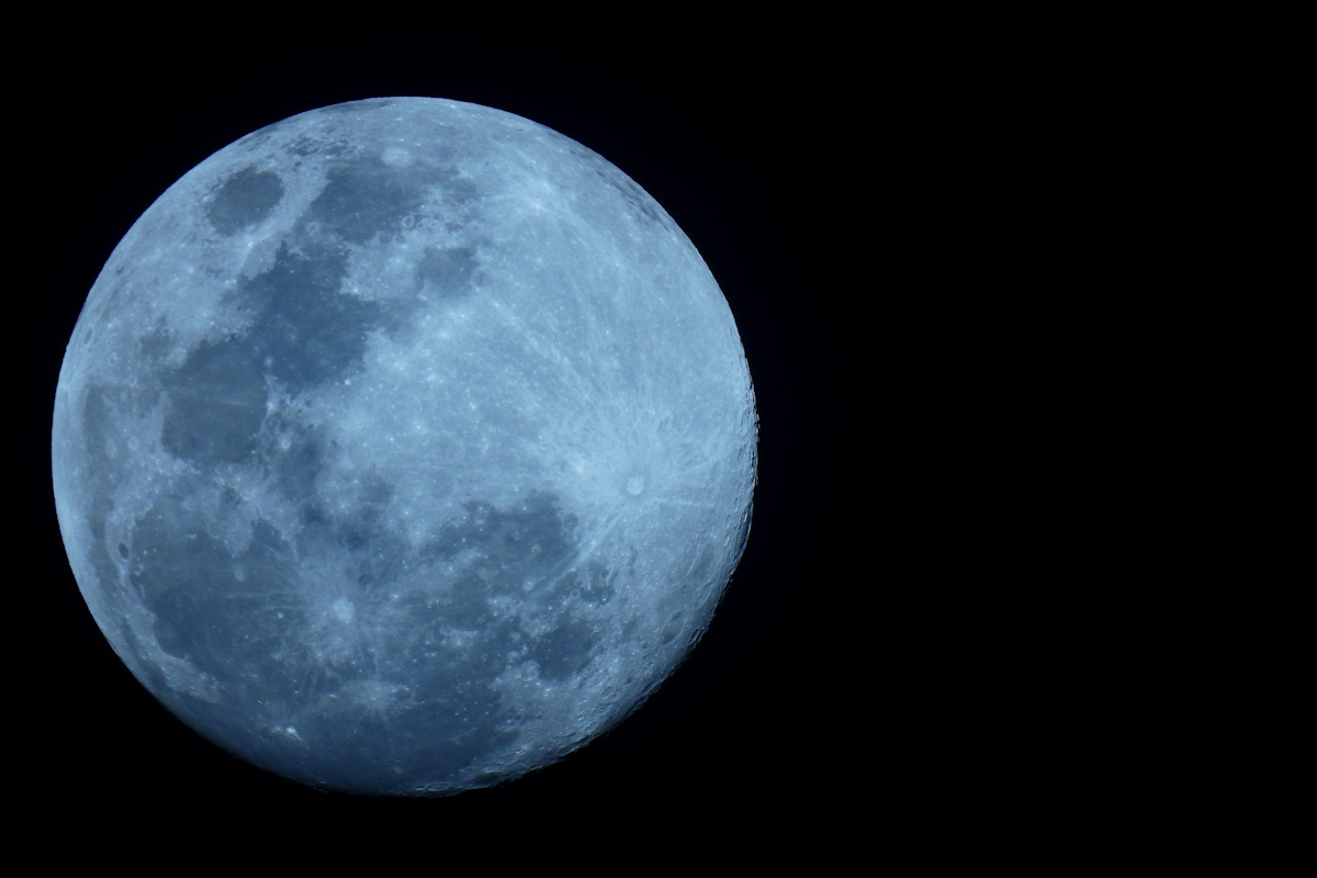 Il raro spettacolo del bacio tra la Superluna (blu) più grande del 2023 e Saturno