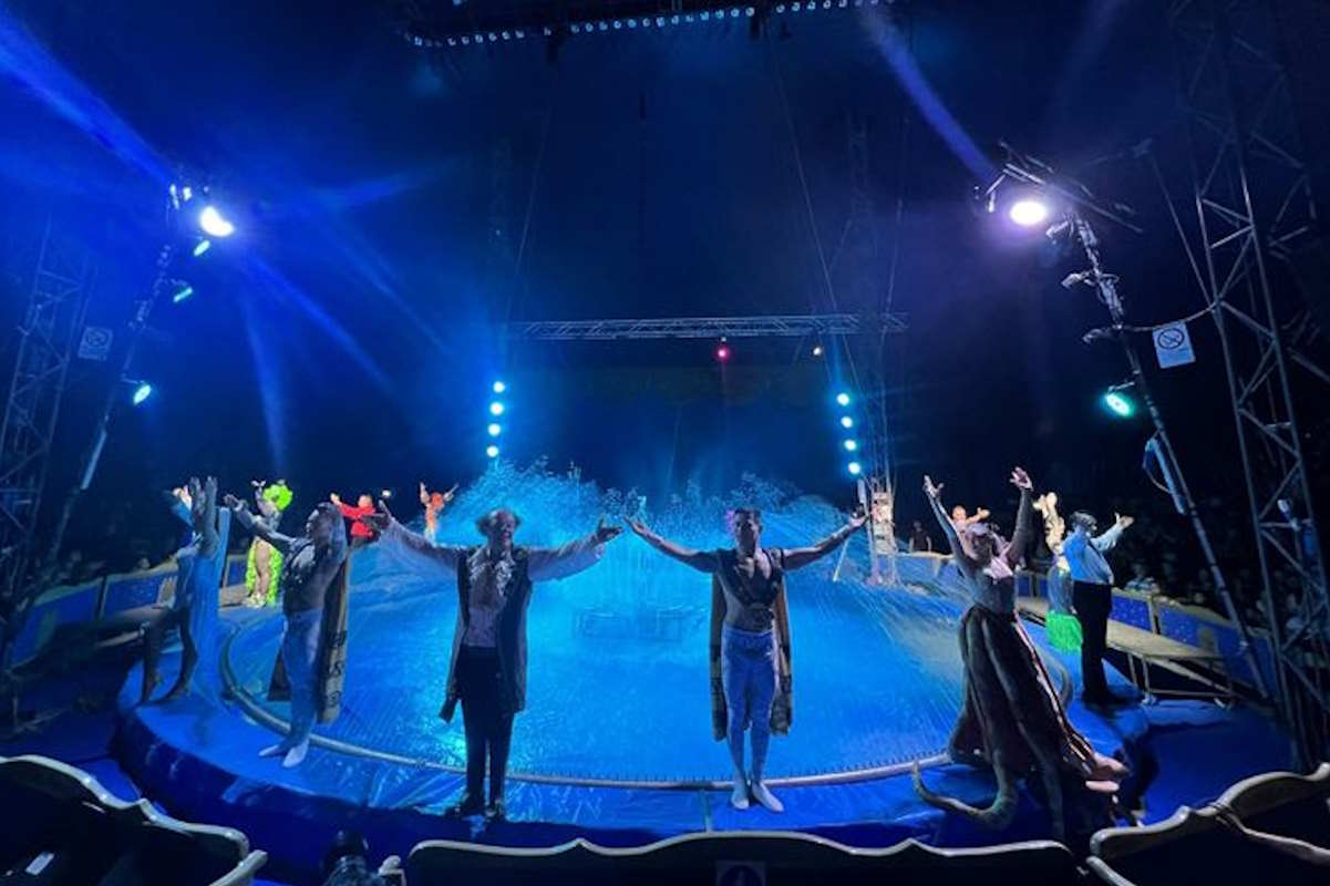 Circo sull’ Acqua: ologrammi, fontane, artisti in uno spettacolo emozionante senza animali