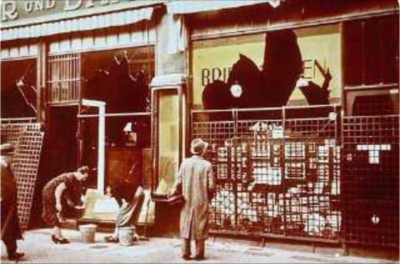 La notte dei cristalli: ricordata come l’ assalto ai negozi e attività ebraiche da parte dei tedeschi